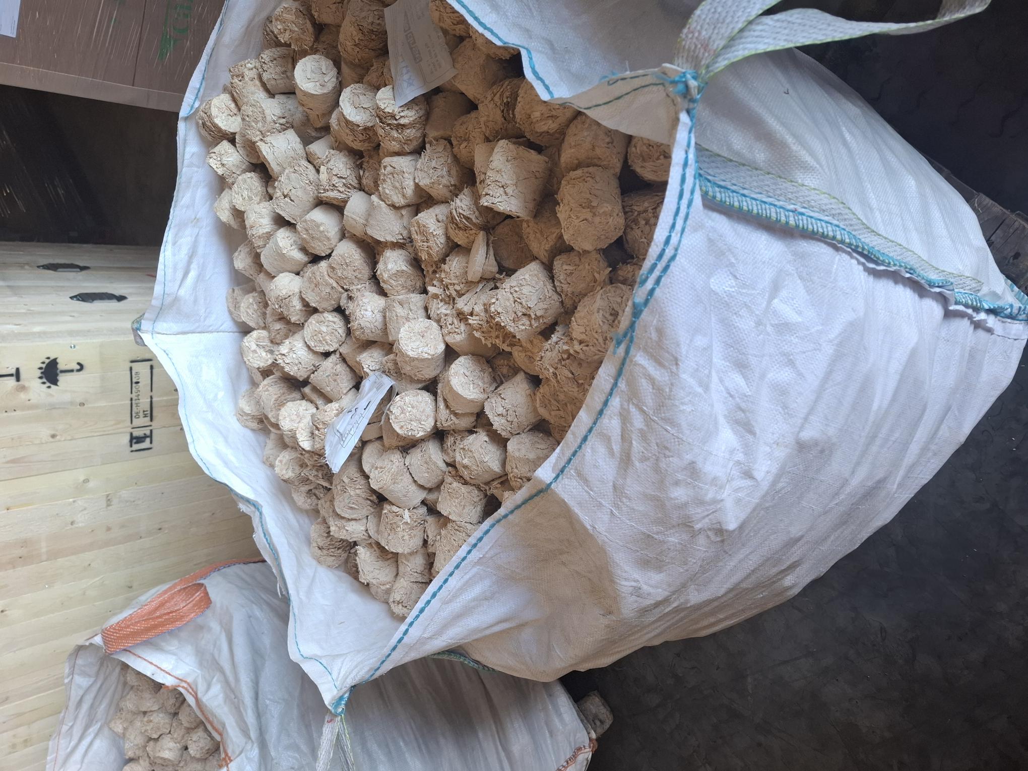 Gemischte Holzspäne und Holzreste aus laufender Holzproduktion – Foto 1