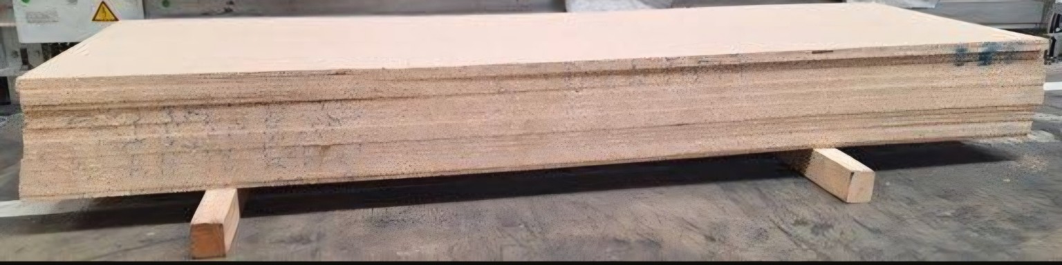 Gestapelte Schonplatten aus Rohspanplatte in der Produktionsumgebung.